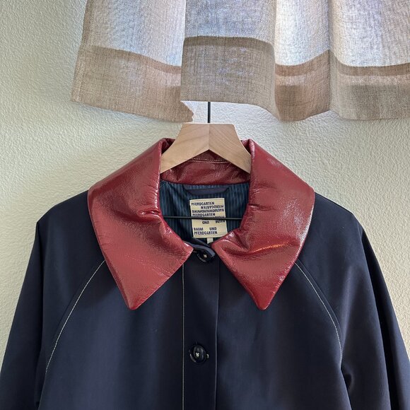 BAUM UND PFERDGARTEN Denela Navy Blue Trench Coat with Burgundy Collar (34) - Picture 2 of 5